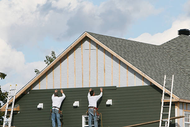 Professional Vinyl Siding technician working in Lawrenceville, NJ